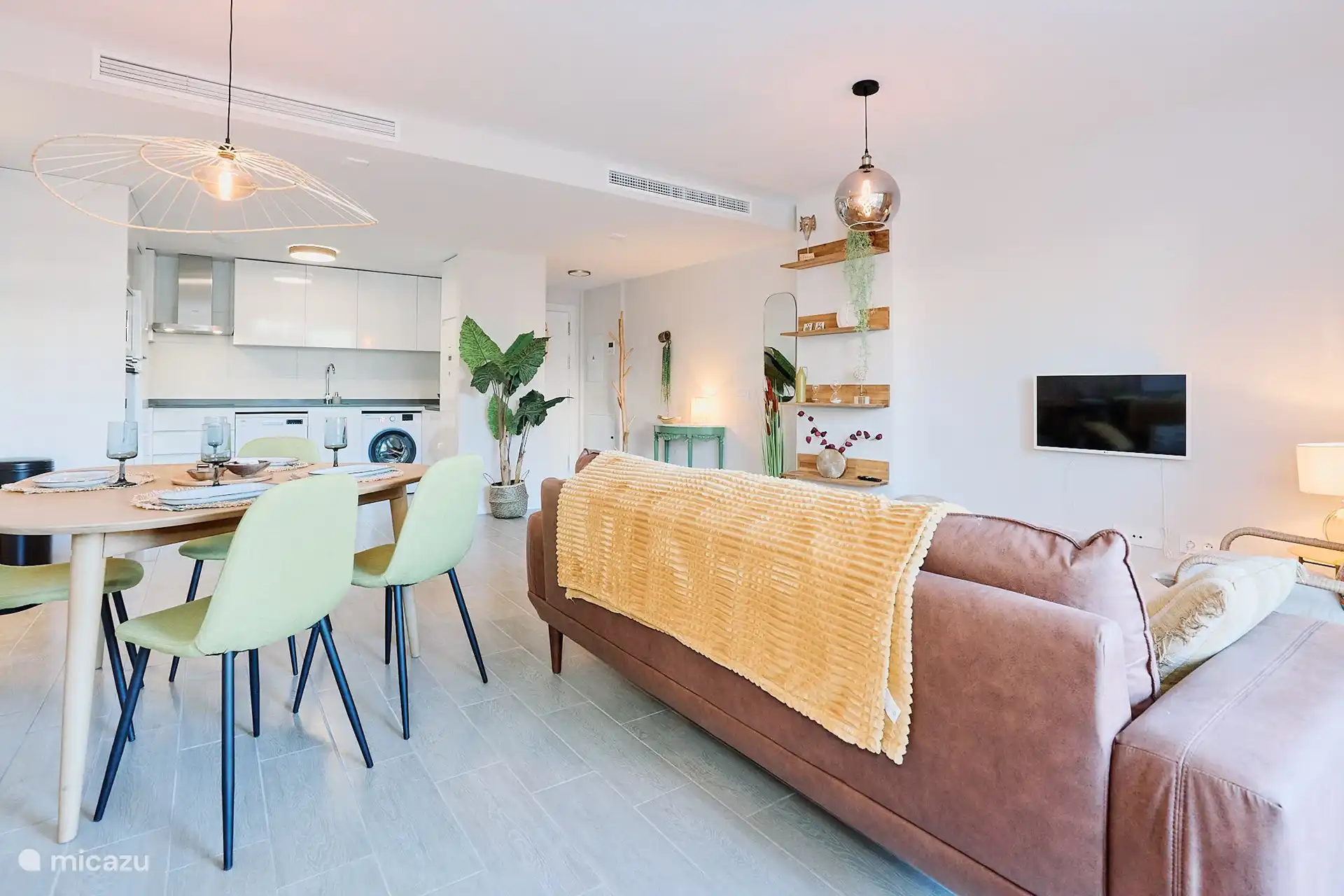 Wohnzimmer mit offener Küche