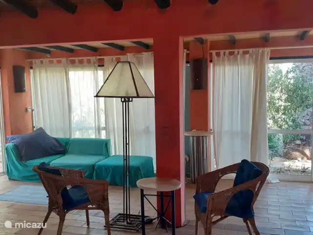 Maison du Théâtre | Portugal, Algarve, Tavira - maison de vacances Une vue sur le salon, la large fenêtre devant, un coin salon et le beau canapé vert.