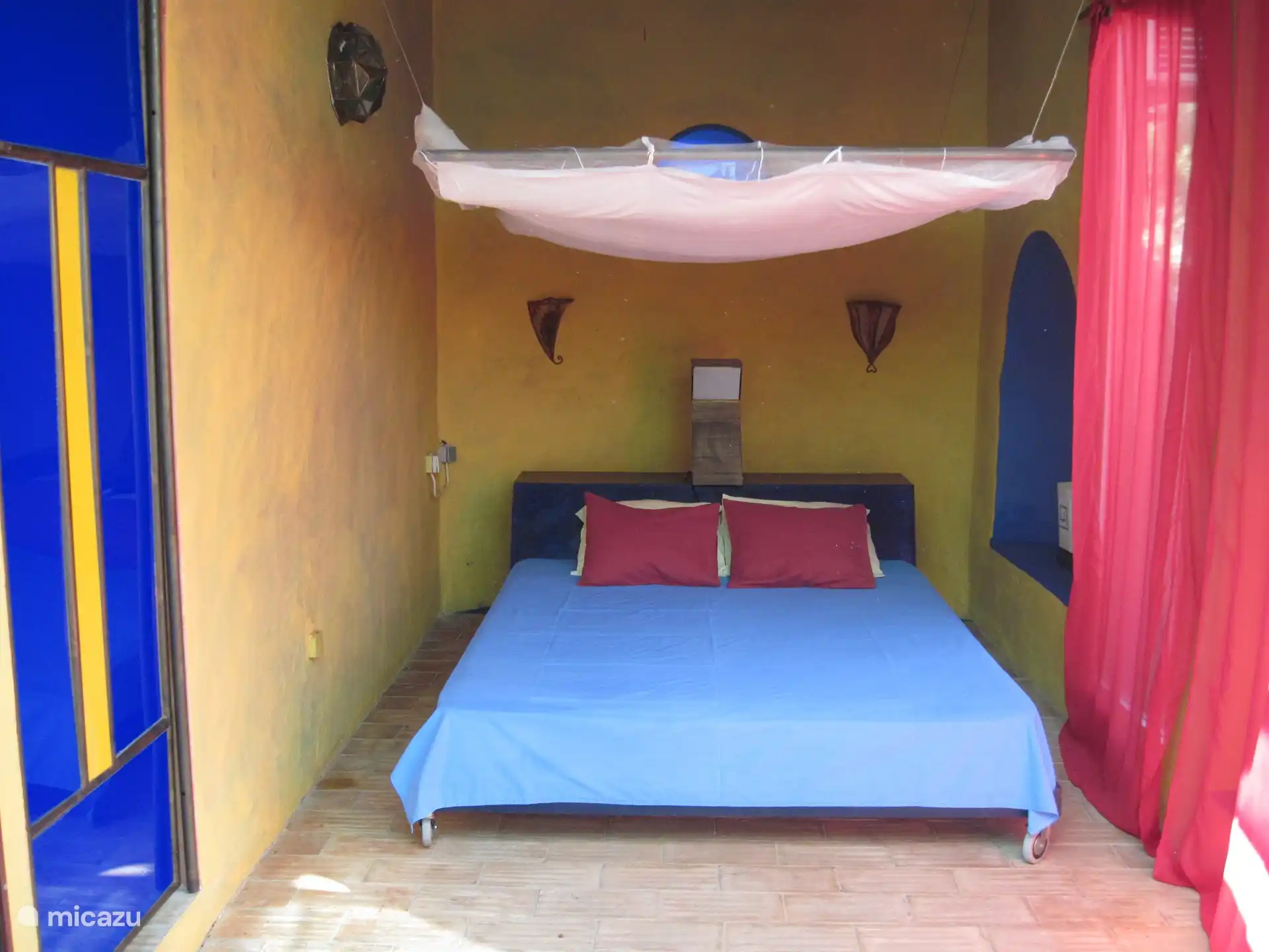 Das separate Schlafzimmer mit Klimaanlage, Doppelbett mit Mueckenschutz sowie einem integrierten Schrank .