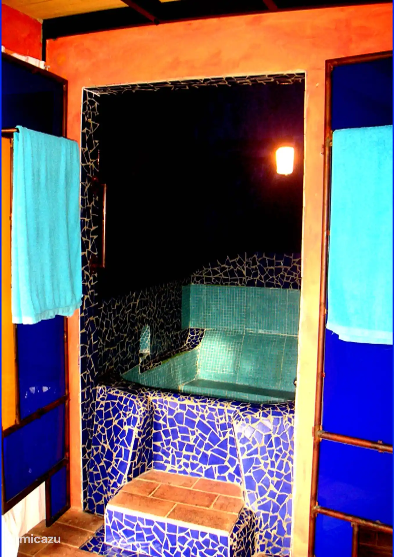 Der sogenannte Marrokanische Duschraum.
Ein separater Raum mit tuerkis -blau gekachelter Dusche