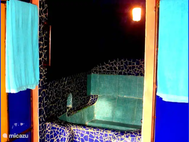 Maison du Théâtre | Portugal, Algarve, Tavira - maison de vacances La dite « salle de douche marocaine ».
Une chambre séparée avec une douche carrelée turquoise et bleu