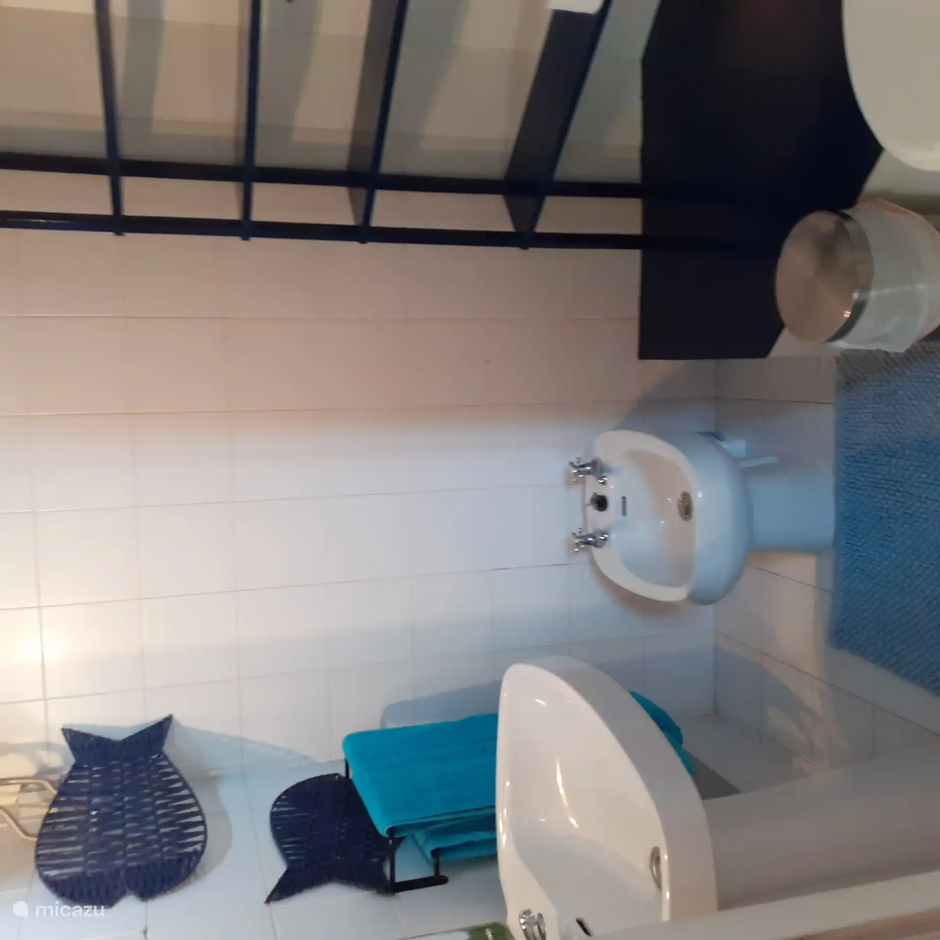 Ein separater Raum mit Waschbecken,WC und Bidet ganz in weiss.