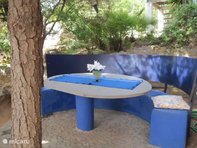 Maison du Théâtre | Portugal, Algarve, Tavira - maison de vacances Belle salle à manger juste à côté de la cuisine maison sous un pin pour 5 personnes.