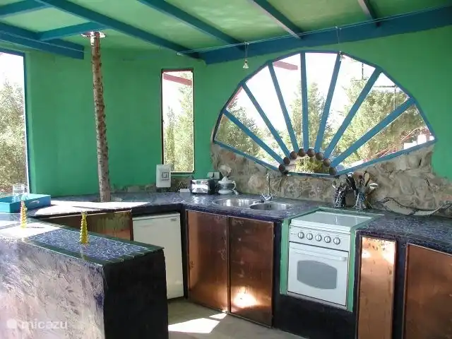 Maison du Théâtre | Portugal, Algarve, Tavira - maison de vacances La cuisine séparée, conçue dans des couleurs turquoise, avec table à manger et chaises