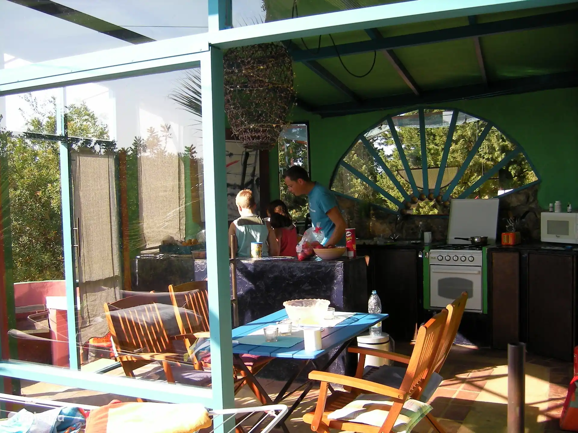 Einblick in die Kueche von der Terrasse aus wo wie Sie sehen koennen schon froehlich gekocht wird.
