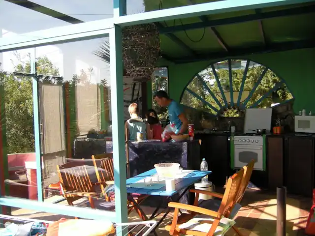Maison du Théâtre | Portugal, Algarve, Tavira - maison de vacances Vue de la cuisine depuis la terrasse où, comme vous pouvez le constater, les gens cuisinent déjà joyeusement.