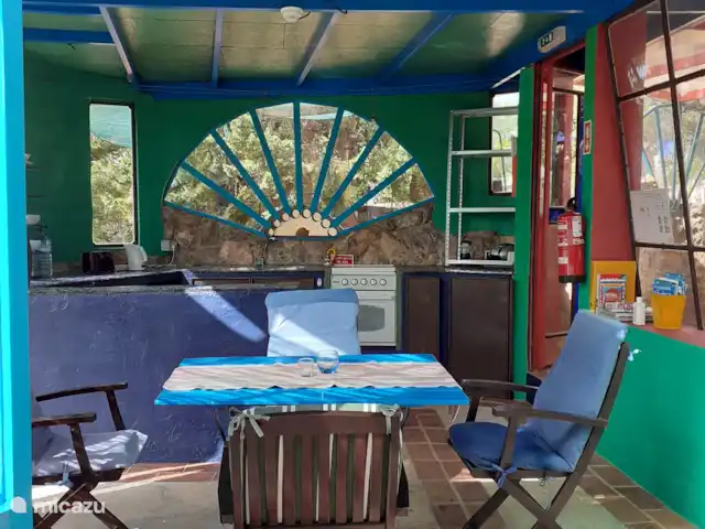 Maison du Théâtre | Portugal, Algarve, Tavira - maison de vacances Belle vue sur la cuisine bleu turquoise avec le coin repas et les chaises,