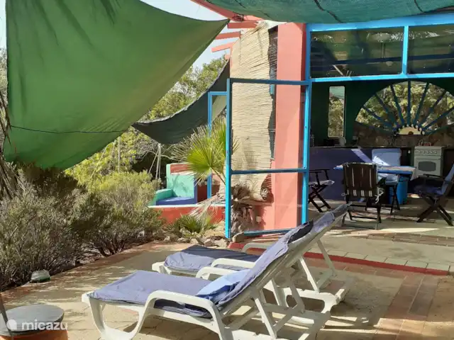 Maison du Théâtre | Portugal, Algarve, Tavira - maison de vacances La terrasse ombragée avec transats qui jouxte immédiatement la maison cuisine avec ses larges portes