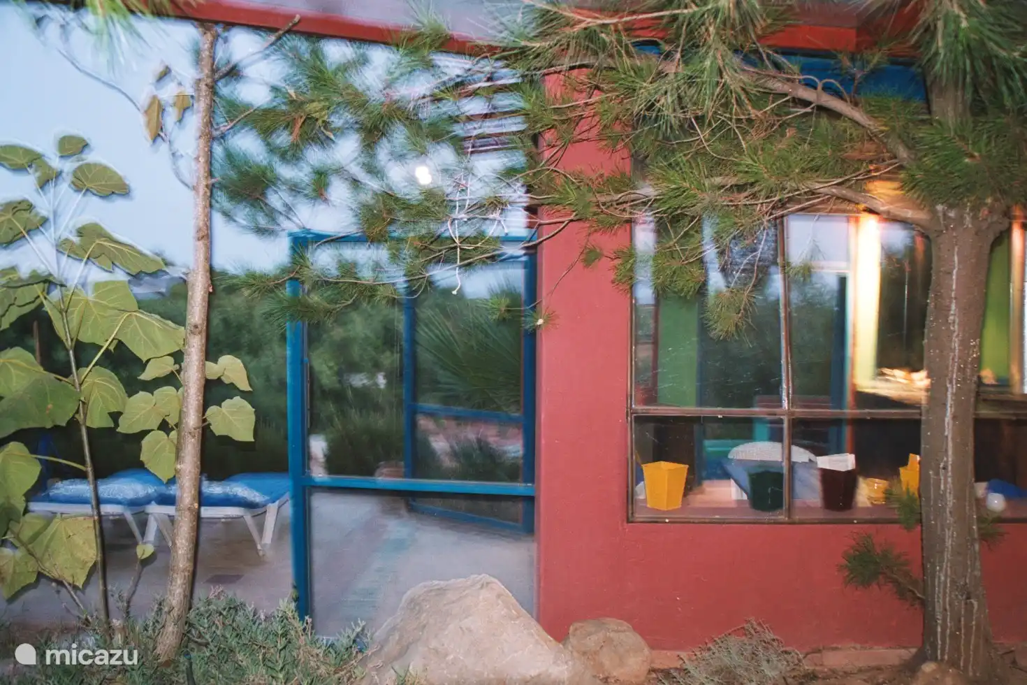 Das farbenfrohe ,separate und gut ausgestattete Kuechenhaus von 
Casa do Teatro mit angrenzendem Ess und Grillplatz aufgenommen  in der Abenddaemmerung.