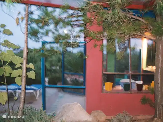 Maison du Théâtre | Portugal, Algarve, Tavira - maison de vacances La maison cuisine colorée, séparée et bien équipée
Casa do Teatro avec coin repas et barbecue adjacent pris au crépuscule.