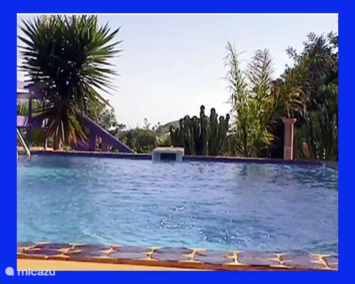 Der nahe gelegene Pool, mit handgefertigter Kachelumrandung laed zum erfrischen ein.