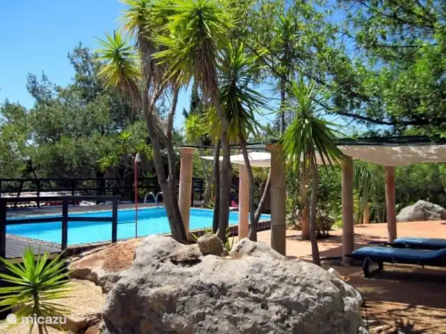 Maison du Théâtre | Portugal, Algarve, Tavira - maison de vacances Grand espace piscine avec chaises longues et serviettes d’ombrage.