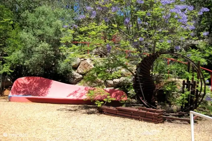 Ein Kunstobjekt in der Anlage am Eingangstor hin zum Atelier- Studio
Das Pandorra Rad.