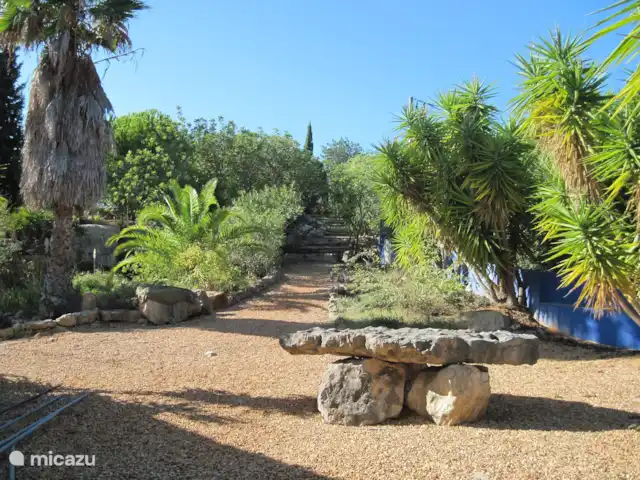Maison du Théâtre | Portugal, Algarve, Tavira - maison de vacances Un sentier pédestre bordé de palmiers mène à la troisième maison, Casa das Rochas, notre maison rocheuse.
S'il vous plaît, posez-moi des questions à ce sujet.