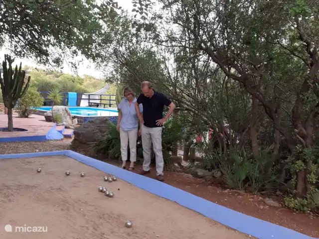 Maison du Théâtre | Portugal, Algarve, Tavira - maison de vacances Animation en soirée tout en jouant aux boules sur la piste de sable de pêche. Des boules de boules sont à disposition. Et si vous le souhaitez, nous jouerons à un jeu avec vous dans la soirée.