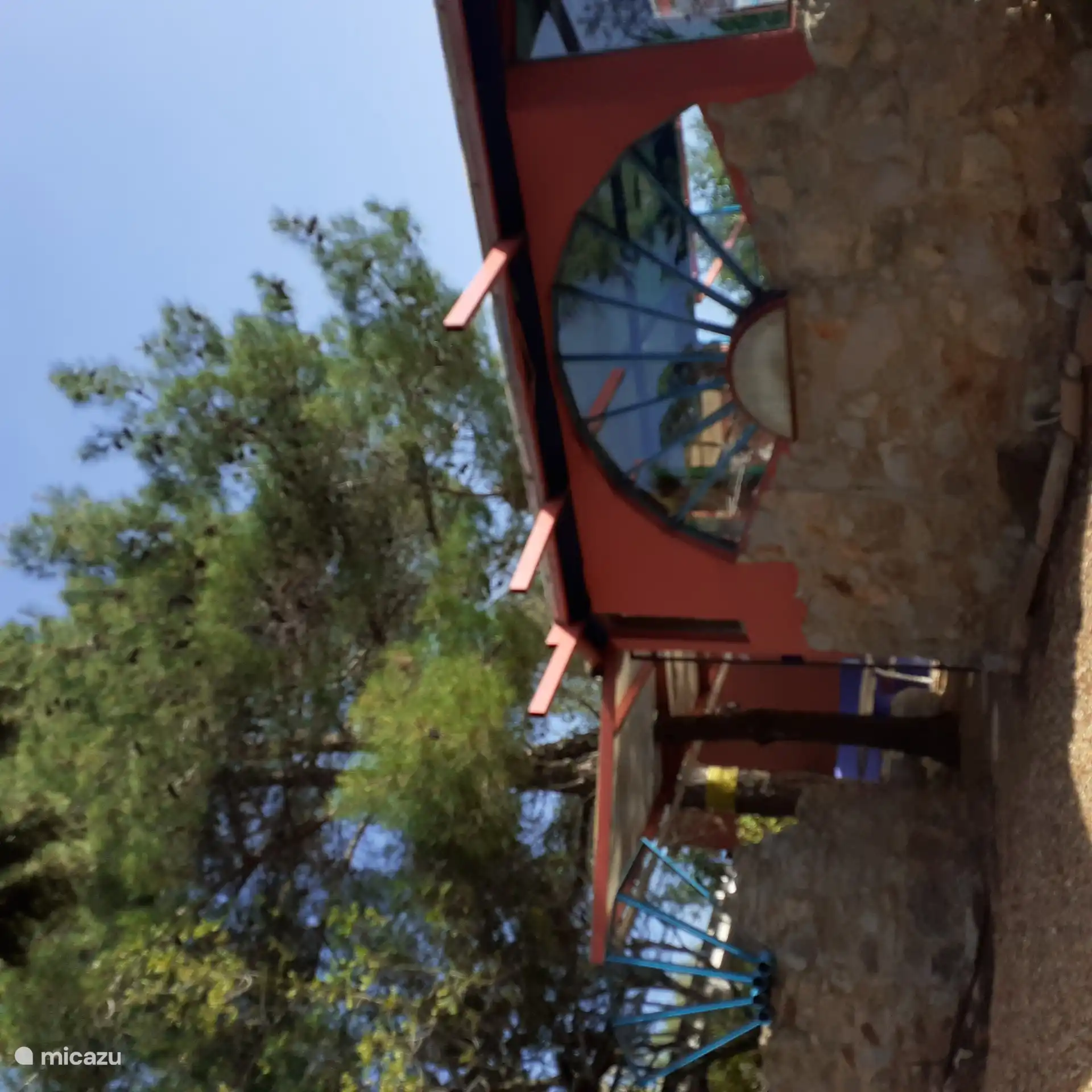 Ein Blick auf den Eingang des Hause mit dem schoenen halb runden Fenster,eine ehemalige Wendeltreppe die der Hausherr integrierte-Willkommen.