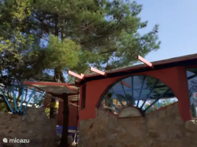 Maison du Théâtre | Portugal, Algarve, Tavira - maison de vacances Une vue de l’entrée de la maison avec la belle fenêtre en plein cintre, un ancien escalier en colimaçon que le propriétaire a intégré-Bienvenue.