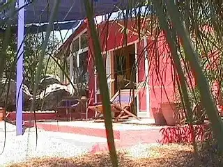 Das Felsenhaus ,Casa das Rochas,wegen der integrierten Felsenlandschaft ,ist eins der 4 Ferienhaeuser der Quinta da Arte.
Ganz privat gelegen in Mitten der Natur, ist es wunderbar fur 2 Personen/ Kleinkind,die es ganz privat moegen.TV. WIFI, Klimaanlage.Fragen Sie mich bitte nach freien Terminen 