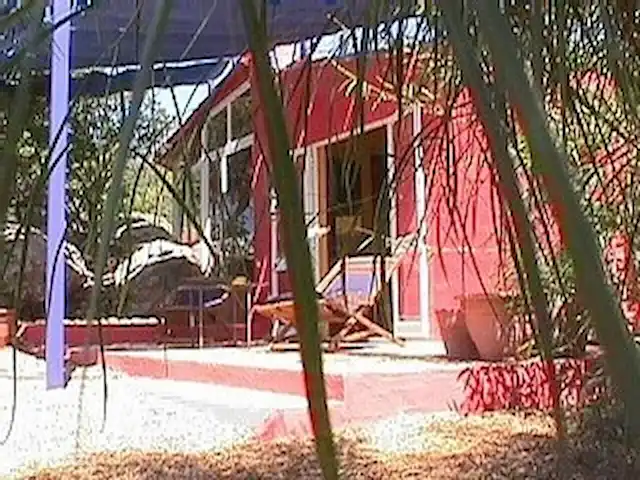 Maison du Théâtre | Portugal, Algarve, Tavira - maison de vacances La maison en pierre, Casa das Rochas, en raison du paysage rocheux intégré, est l’une des 4 maisons de vacances de la Quinta da Arte.
Entièrement privé situé au milieu de la nature, il est merveilleux pour 2 personnes / bambin qui l’aiment complètement privé. TÉLÉ. WIFI, climatisation.S’il vous plaît demandez-moi des dates gratuites