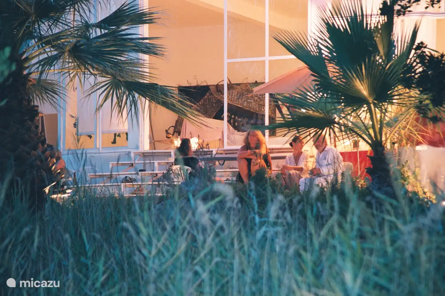 Atelier-Studio: Grosser Raum mit hohen Decken,separatem Schlaf und Badezimmer mit integrierten Kunstobjekten ,TV,Klimaanlage ideal fuer 2 Pers.die Kunst und die Natur moegen.
Auch langfristige Vermietung.