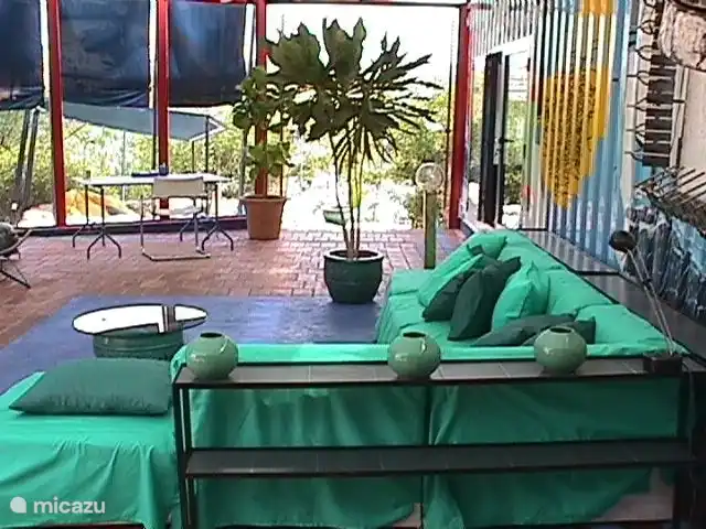 Pavilhao da Arte Ferienhaus das Sie bei uns mieten koennen: Der Pavilhao da Arte-das Kunsthaus. Farbenfroh und mit  integrierten Kunstobjekten. Separates Schlafzimmer ,Klimaanlage,TV,WLAN und mehr.
Highlight: grosses Aussenbett im Gartenbereich mit Mueckenschutz.Fragen Sie mich bitte.
