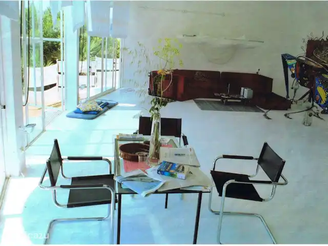 Maison du Théâtre | Portugal, Algarve, Tavira - maison de vacances L’Atelier Studio ici une vue sur le vaste espace de vie avec canapé paysage, objets d’art et cuisine intégrée à côté de la salle à manger. Demandez-moi des rendez-vous gratuits et plus d’informations.