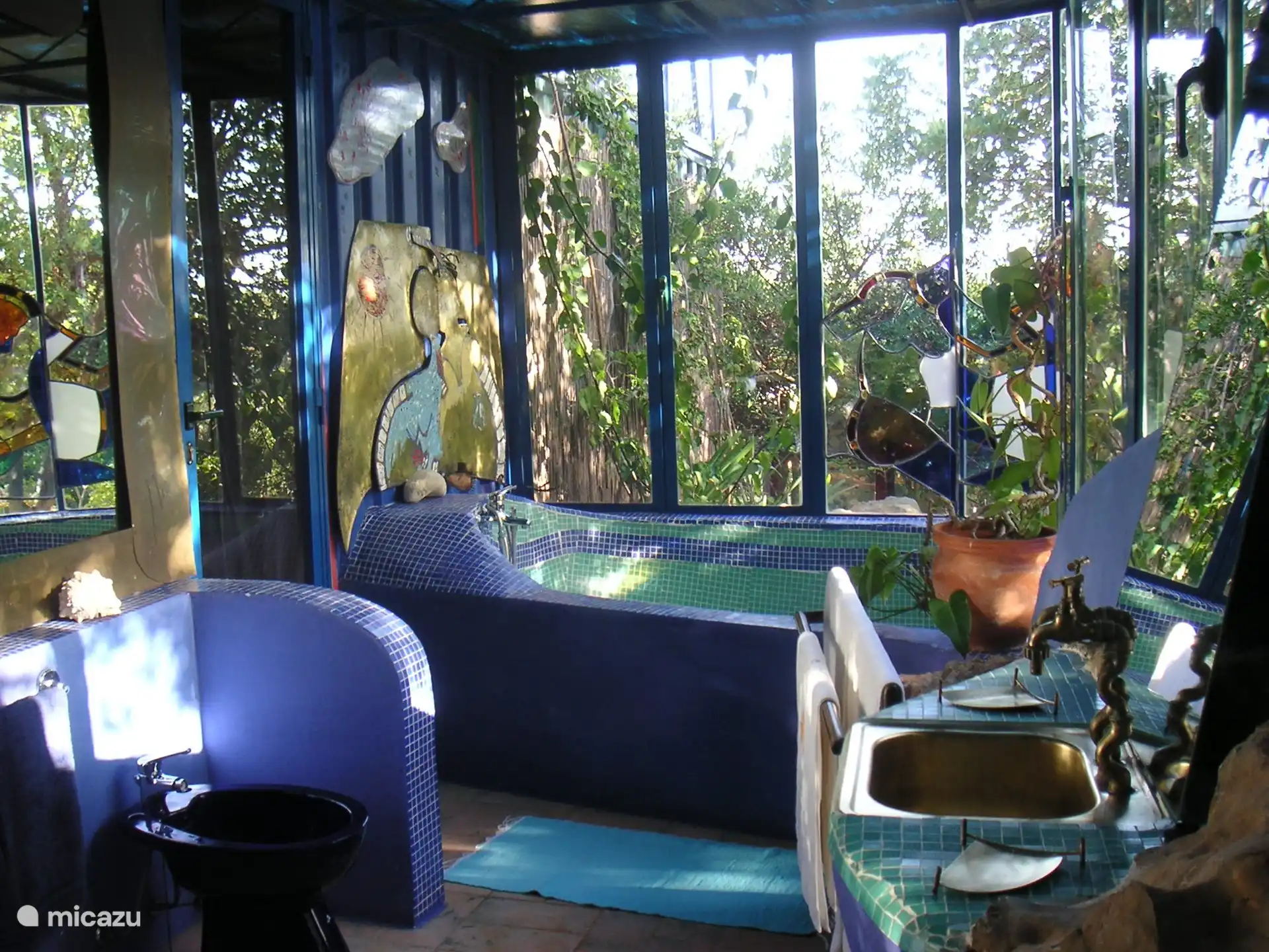 Das tolle kuenstlerische  Badezimmer im 
Pavilhao da Arte mit grosser Badewanne ,WC und Bidet.