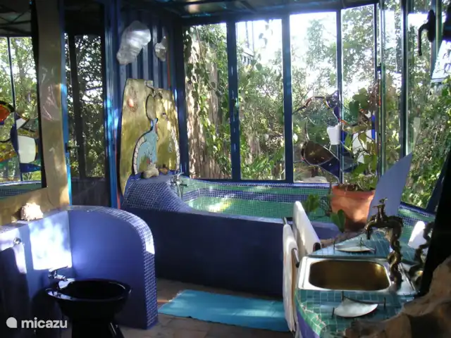 Maison du Théâtre | Portugal, Algarve, Tavira - maison de vacances La grande salle de bains artistique de la 
Pavilhão da Arte avec grande baignoire, toilettes et bidet.