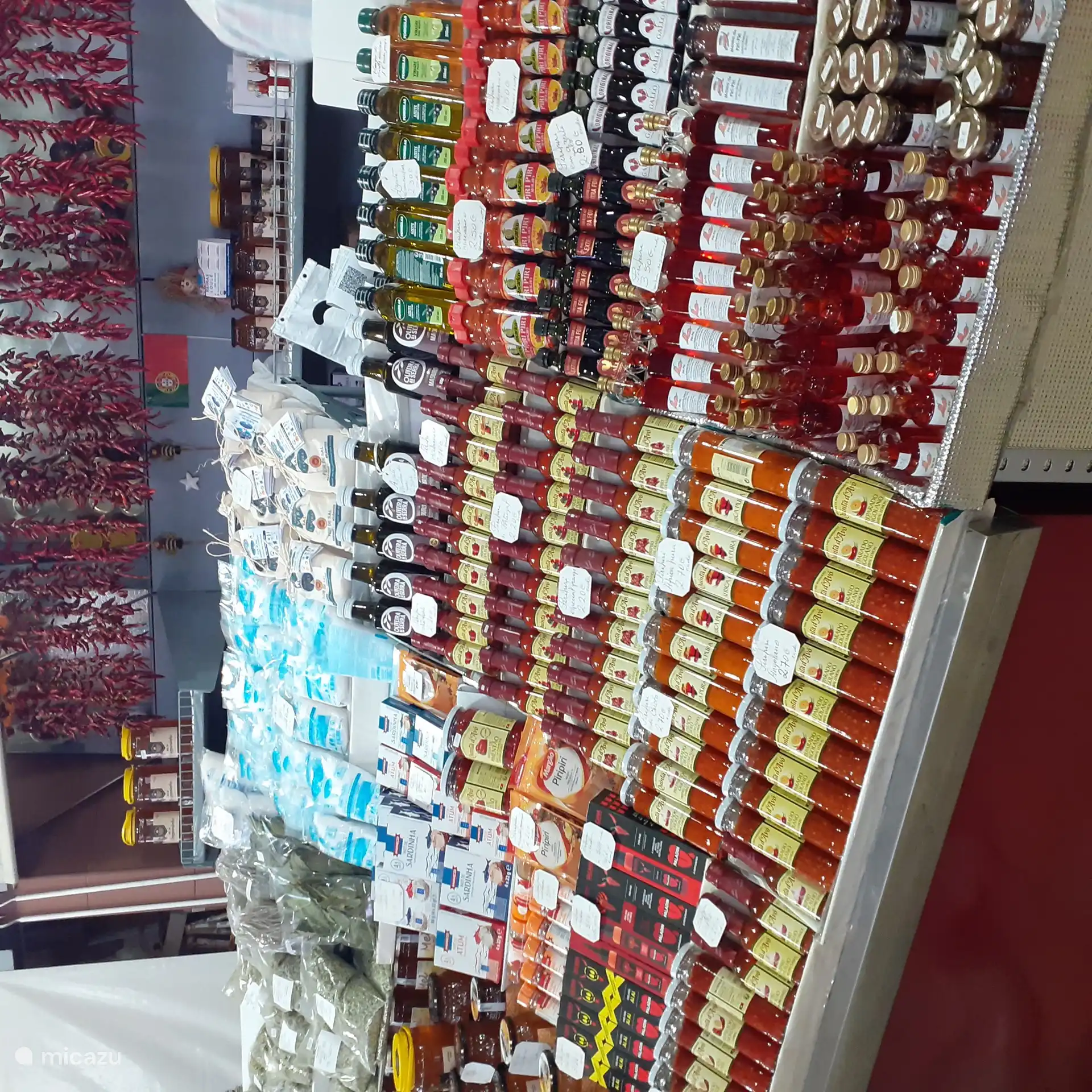 Einblick auf eine Auswahl von Produkten in 
 einer der schoensten Markthalle die in Loulé. Unbedingt ein Besuch wert!