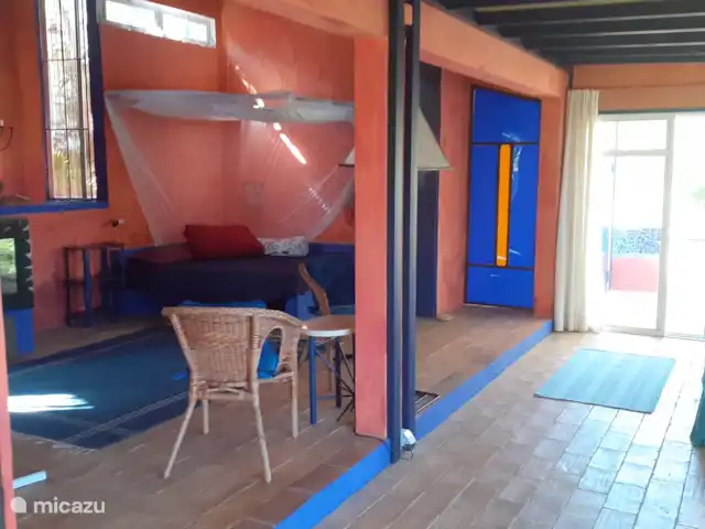 Maison du Théâtre | Portugal, Algarve, Tavira - maison de vacances Impression de l’espace de vie avec lit double intégré et protection contre les moustiques et la porte d’entrée bleue de la chambre.