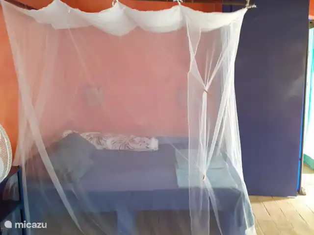 Maison du Théâtre | Portugal, Algarve, Tavira - maison de vacances Ici vous pouvez voir le lit double dans le salon avec protection anti-moustique.