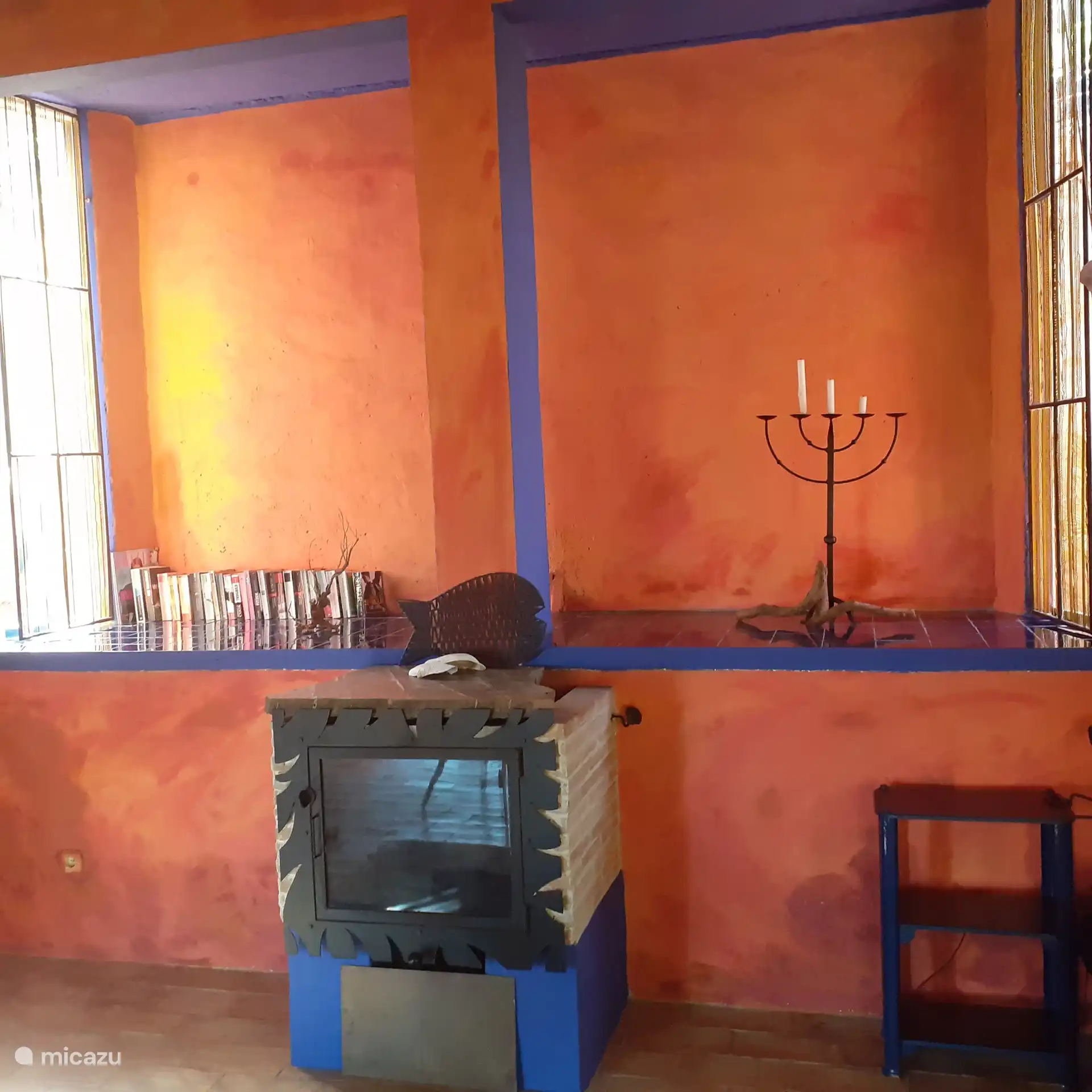 Der im Raum vorhandene gute Salamanderofen wird mit Holz geheizt und erwaermt den Raum sehr gut.Es gibt zusaetzlich ein Klimageraet zum kuehlen und heizen.