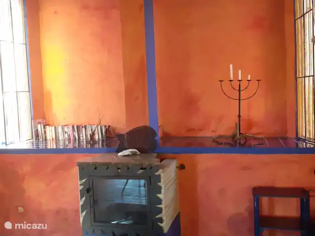 Maison du Théâtre | Portugal, Algarve, Tavira - maison de vacances Le bon poêle à salamandre dans la pièce est chauffé au bois et chauffe très bien la pièce. Il y a aussi un climatiseur pour le refroidissement et le chauffage.