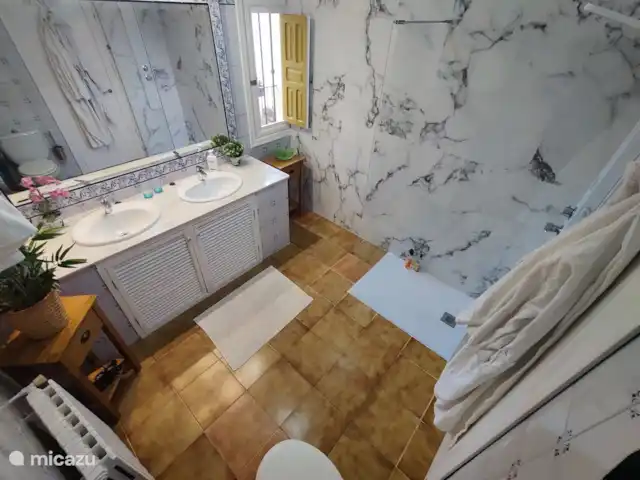 Location de Vacances Espagne, Valence, Monserrat, studio - Casa MuchoMas-Loft, Valence 25 min. Salle de bain spacieuse avec douche à l'italienne, double vasque et WC.