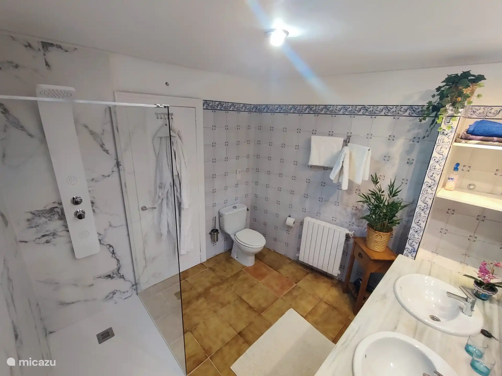 Amplio cuarto de baño con ducha a ras de suelo