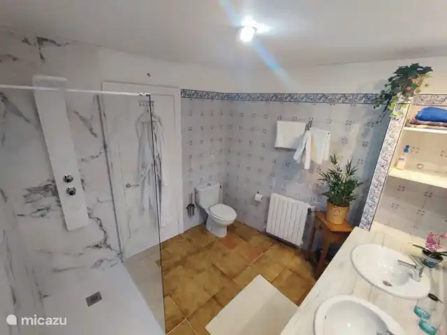 Location de Vacances Espagne, Valence, Monserrat, studio - Casa MuchoMas-Loft, Valence 25 min. Salle de bain spacieuse avec douche à l’italienne