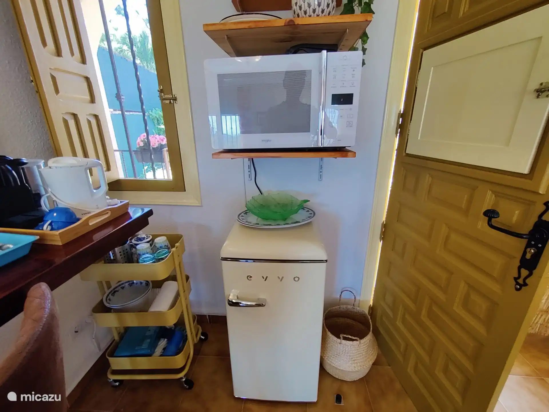 Mesa de bar con nevera, horno/microondas, hervidor de agua, Nespresso