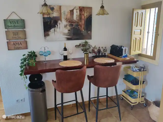 Location de Vacances Espagne, Valence, Monserrat, studio - Casa MuchoMas-Loft, Valence 25 min. Table de bar confortable.