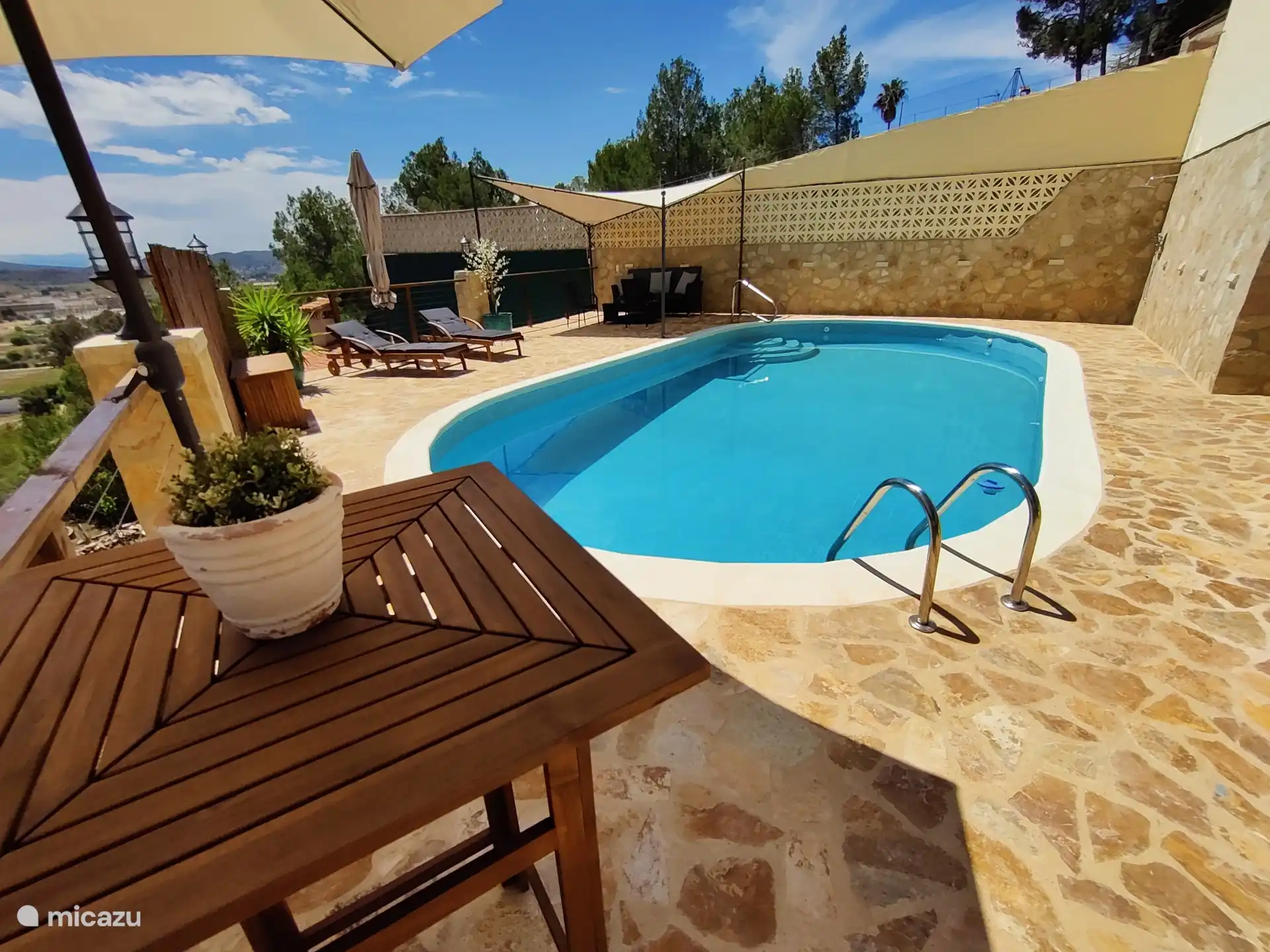 Amplia piscina de 5x10 metros