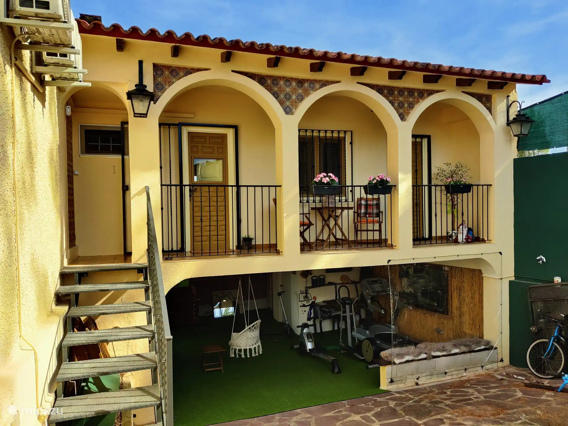 El balcón del loft con asiento.