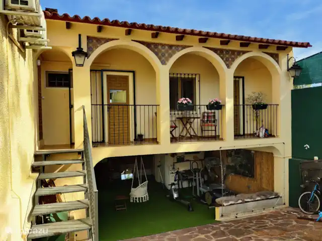 Location de Vacances Espagne, Valence, Monserrat, studio - Casa MuchoMas-Loft, Valence 25 min. Le balcon du loft avec un siège.