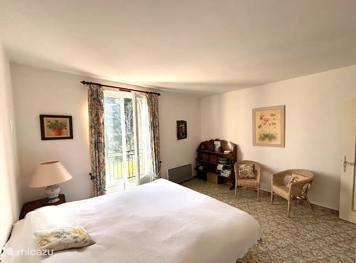 Dormitorio 1 planta alta con balcón.