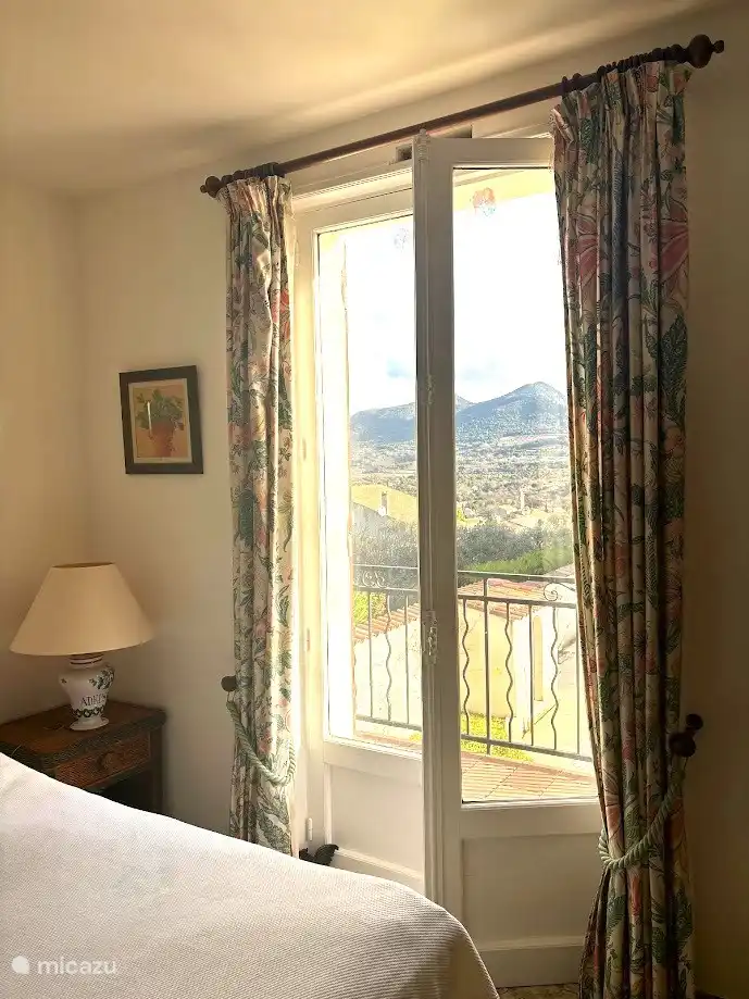 Dormitorio 1 planta alta con balcón.