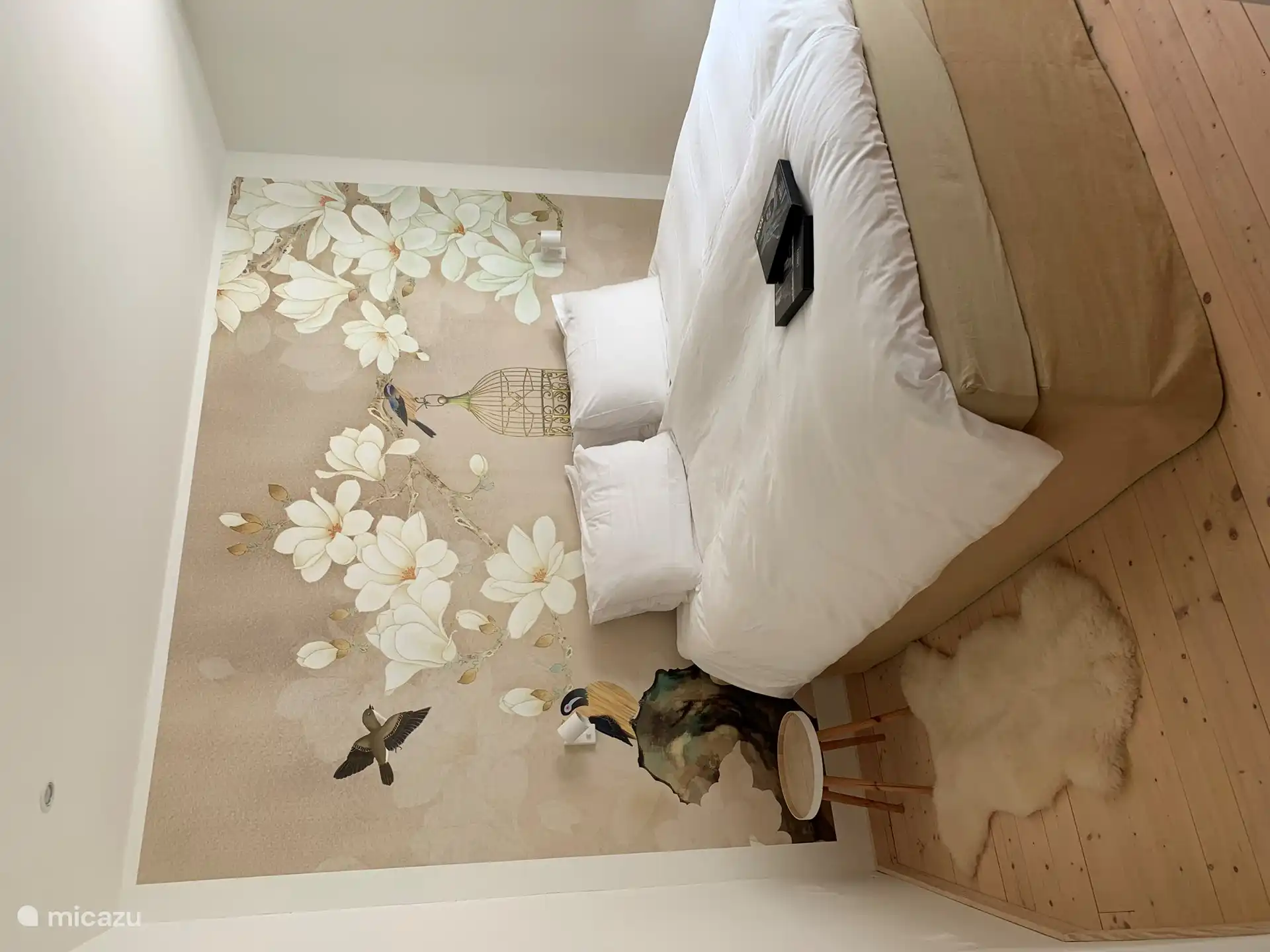 La niche de couchage a un lit double en Coco-mat