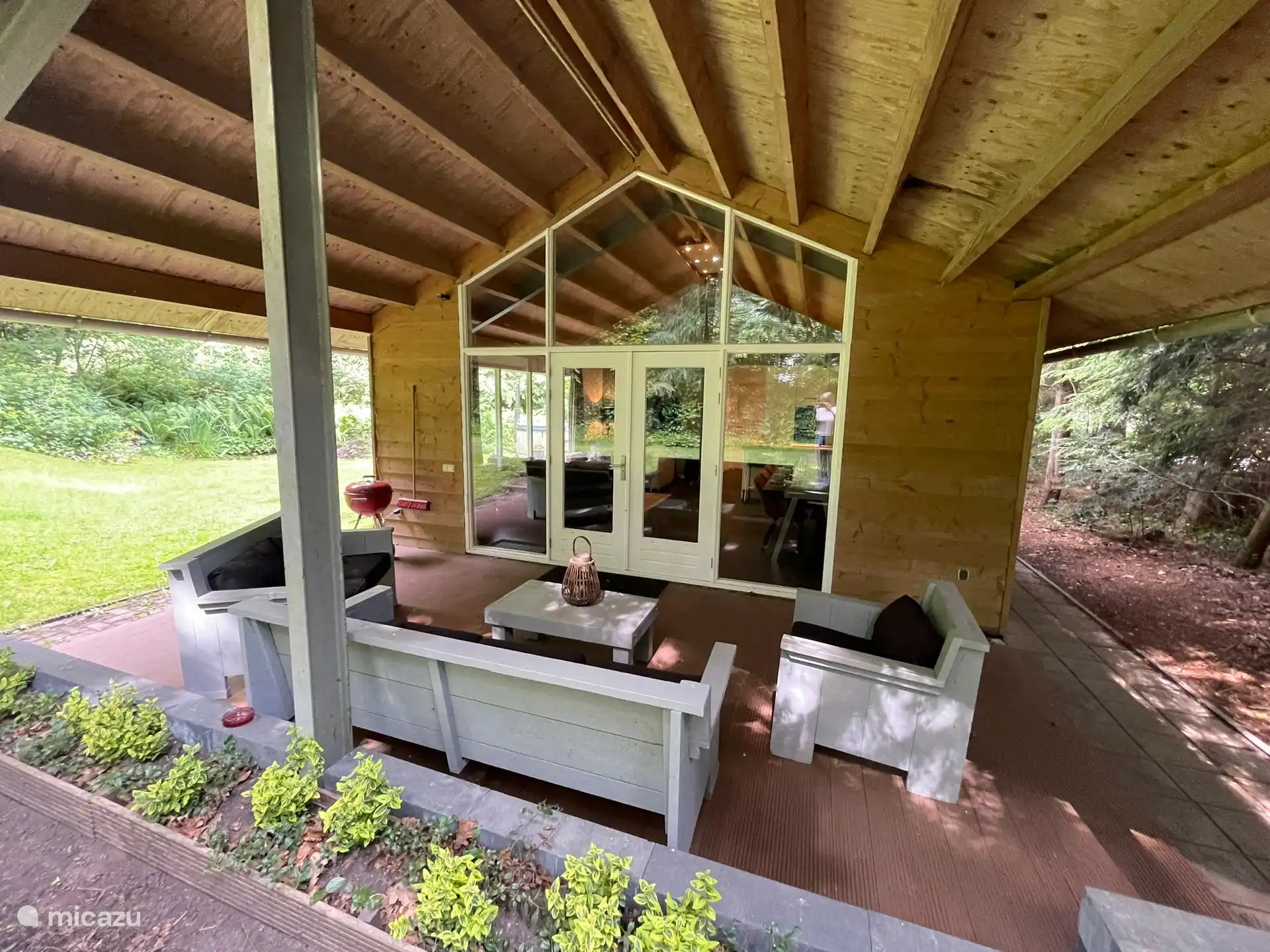 overdekt terras bij de Hideout