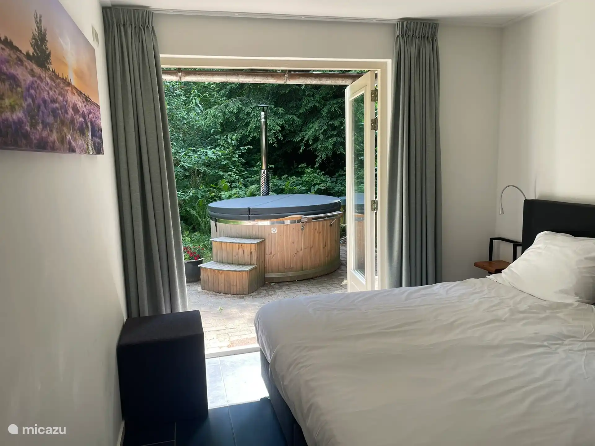 tweepersoonsslaapkamer Hideout met openslaande deuren naar hottub