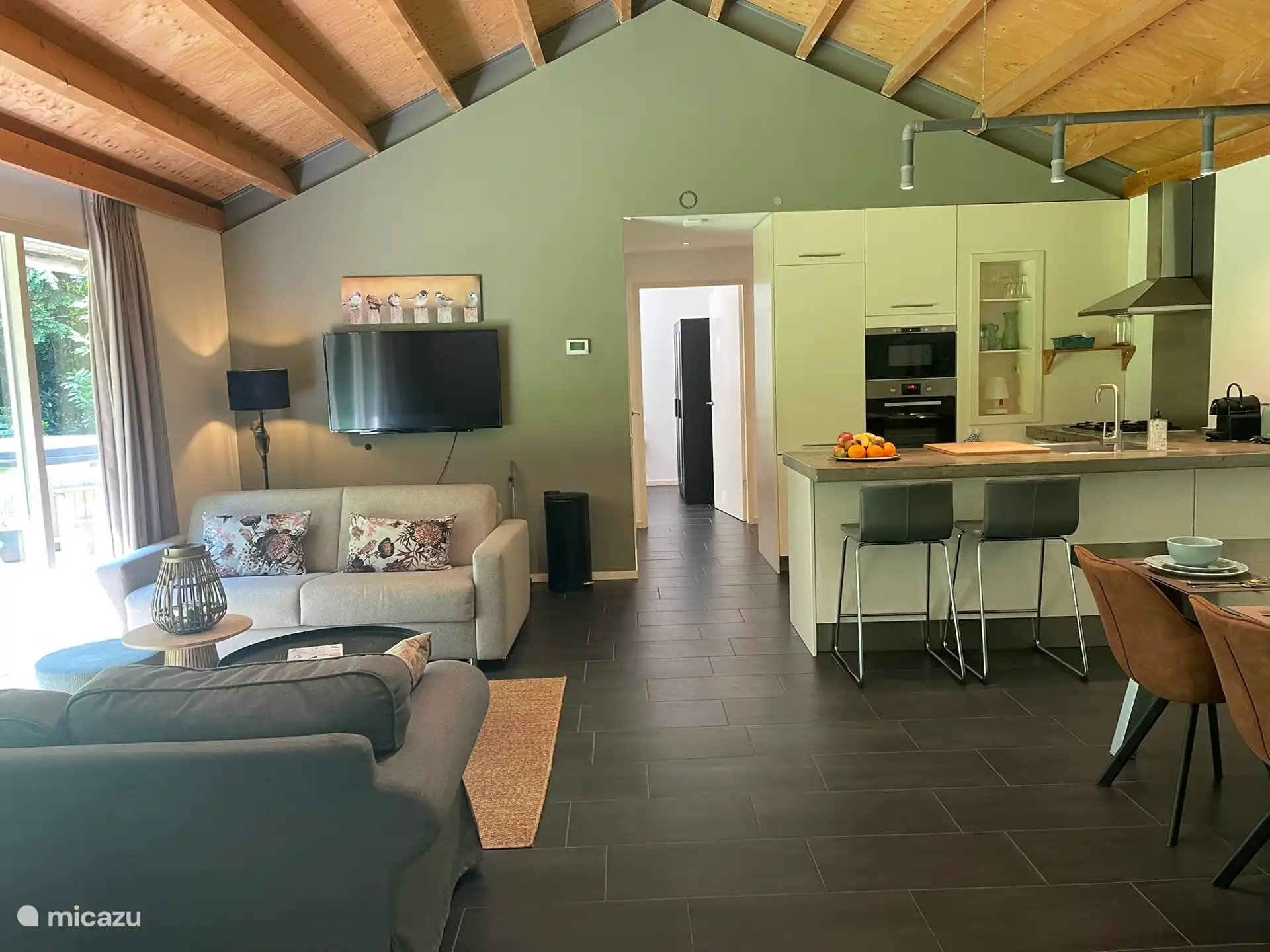 De hideout - zithoek en keuken