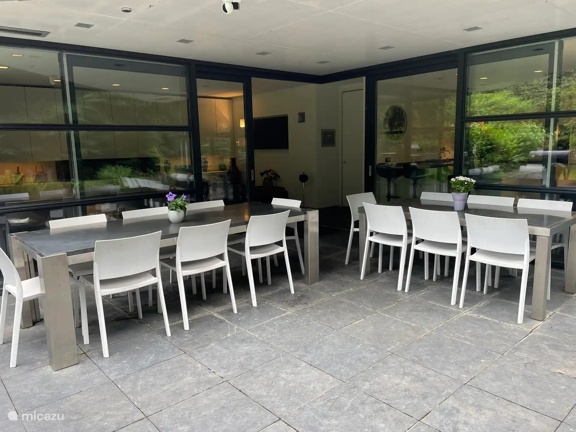 Eettafels onder overkapping bij villa