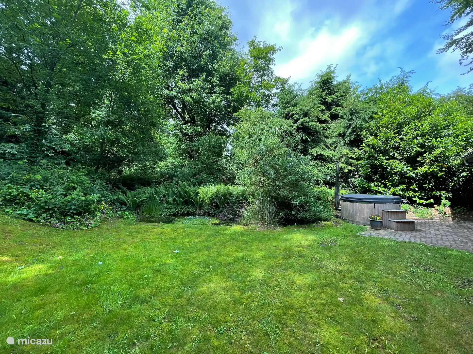 hottub in het groen 