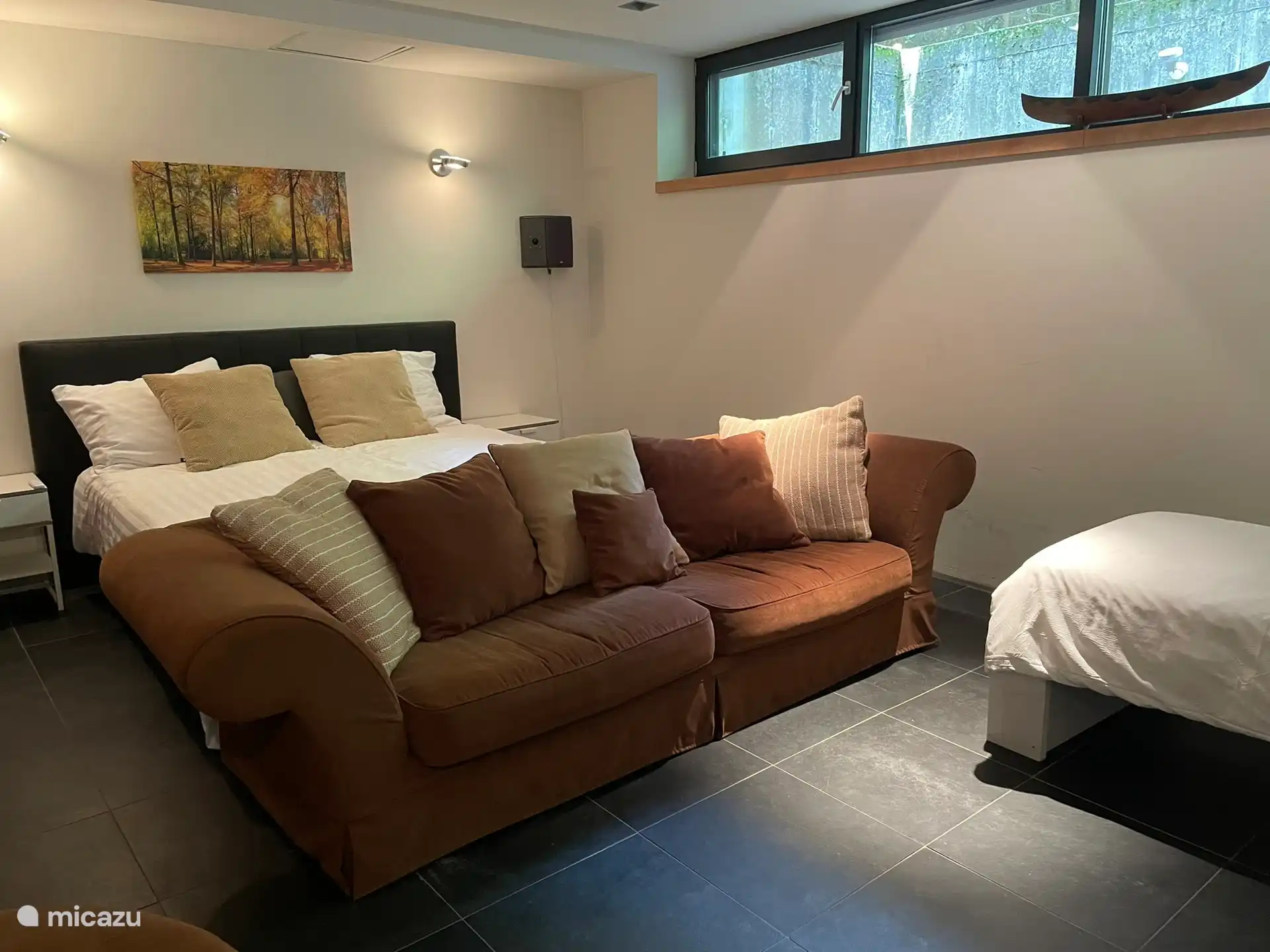 Vierpersoonsslaapkamer in souterrain villa